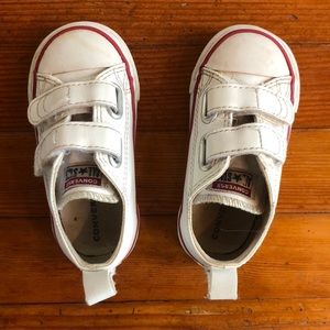 Toddler size 6 converse all star sneakers.